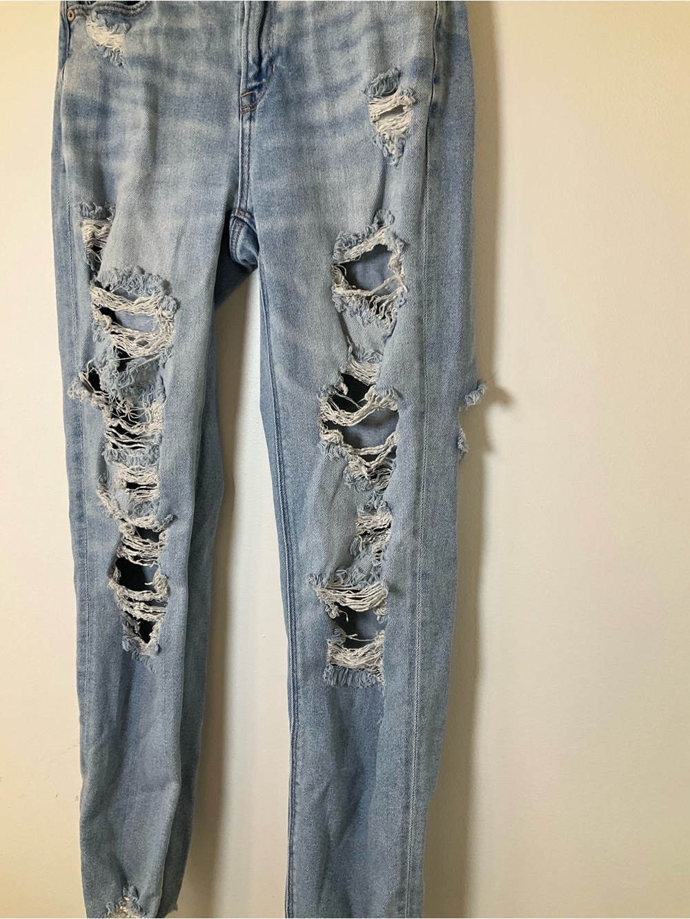 American Eagle Mom Jeans Distressed Light Wash Size 4 Long - Picture 3 of 5